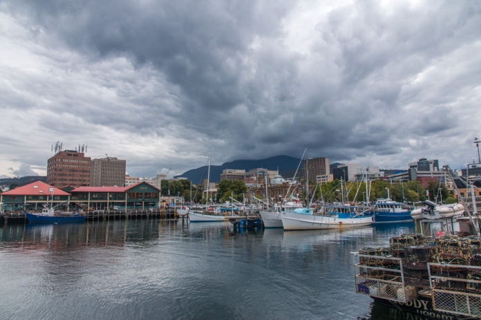 Un port de pêche, un ciel chargé, une ambiance authentique et une ville à taille humaine, voici Hobart (Photo Joris Bertrand)
